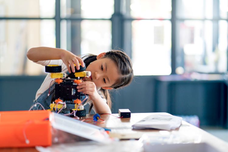 What Do Students Learn in Robotics Camps and Classes